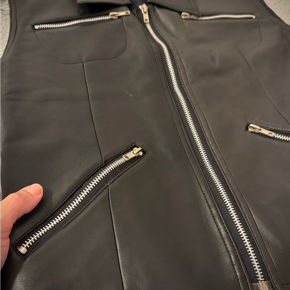 Stylish Black Leather Vest with Zipper Accents - Picture 5 of 6